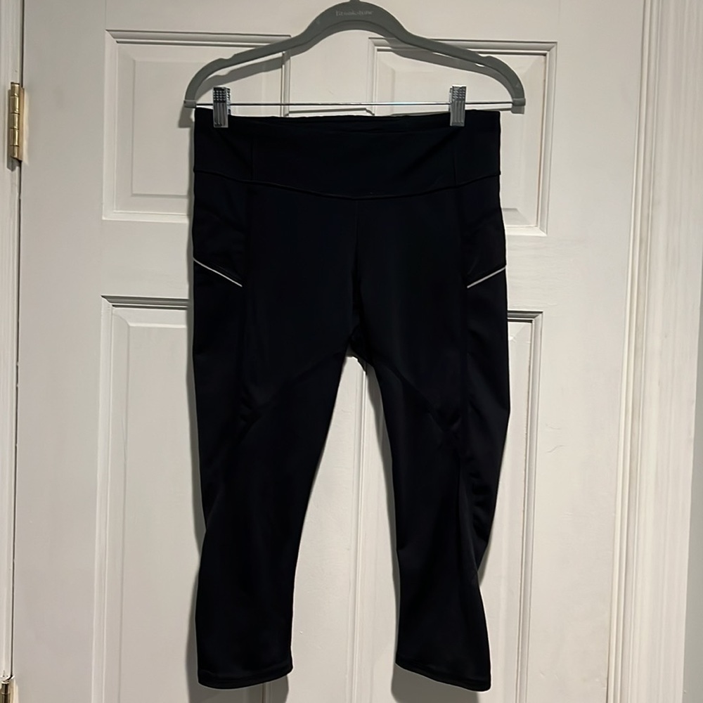 Athleta Stride Reflective Capri/Crop Legging Black Size Medium - Picture 2 of 13